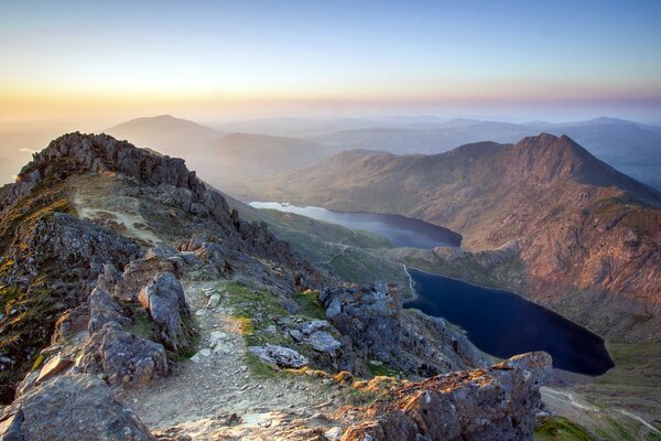 Altas montañas alrededor del lago