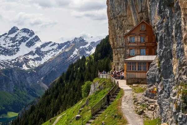 Cime di montagna nella neve. Caffè nella roccia