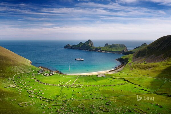 Schottland, schöner Himmel, blaues Meer und Berge