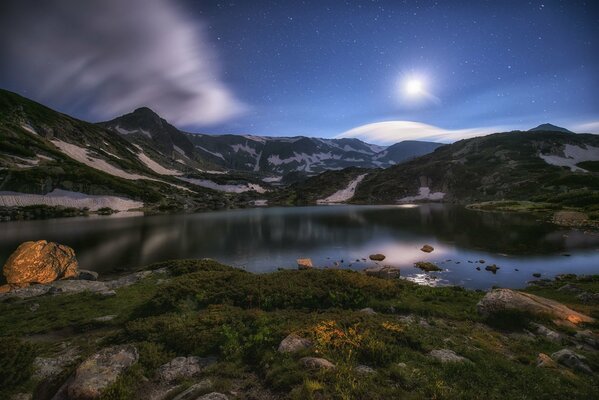 Imagen inusual del cielo lunar en el lago