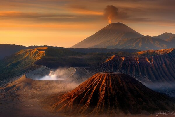 Tramonto sul vulcano attivo java