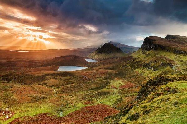 Schottland. Huegel. Abendliche Sonnenstrahlen