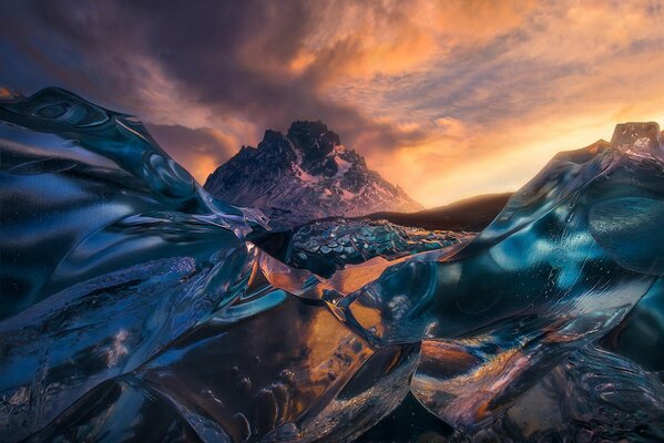 Paesaggio di ghiaccio al tramonto e Montagna Argentina