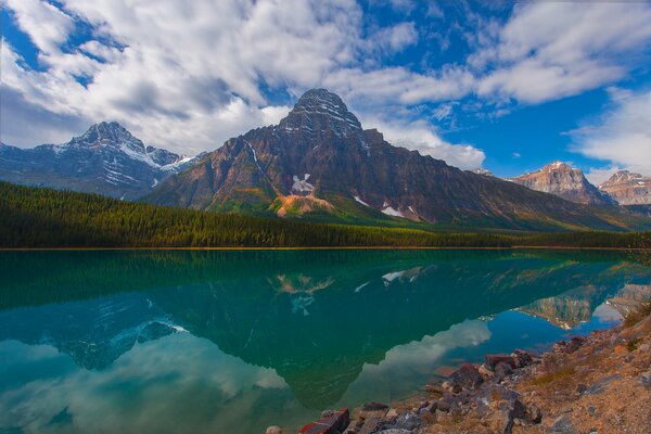 Montañas reflejadas en el agua. Canadá