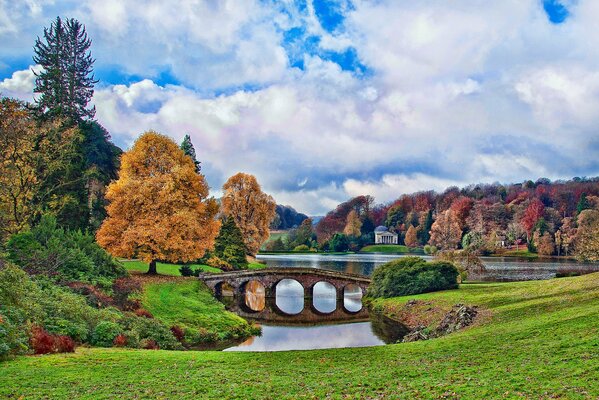 Puente sobre el paisaje Inglés de otoño