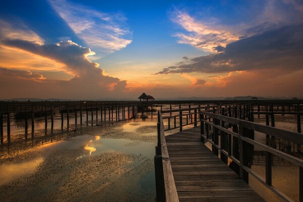 Tramonto sul mare, con vista sul ponte