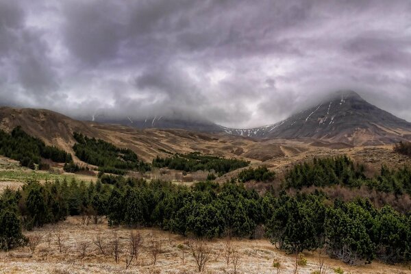 Tundra und Berge vor schlechtem Wetter