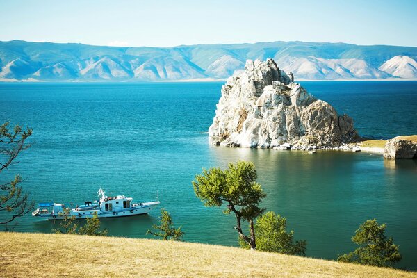 Lago Baikal, barco y rocas