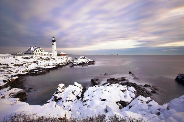 Bellissimo paesaggio marino con faro