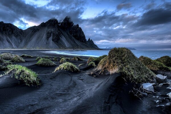 Islanda. Sabbia nera sulla riva. Crepuscolo