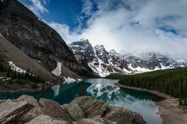 Valle di montagna di dieci cime con lago limpido