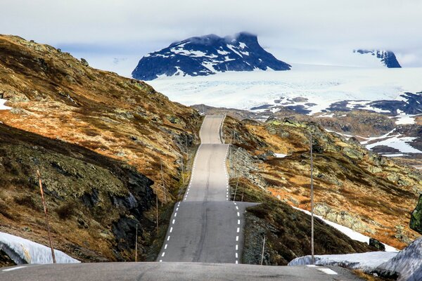 Route de montagne étroite entre les neiges norvégiennes