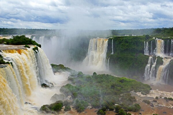 Zdjęcie wodospadu Iguazu w Brazylii