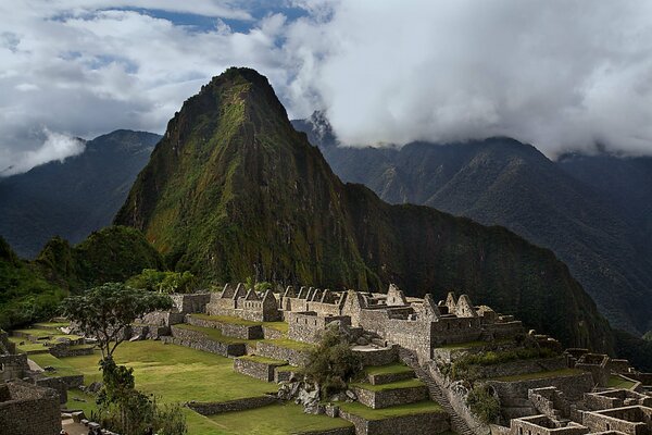 Ruinas de Machu Picchu al pie de la montaña