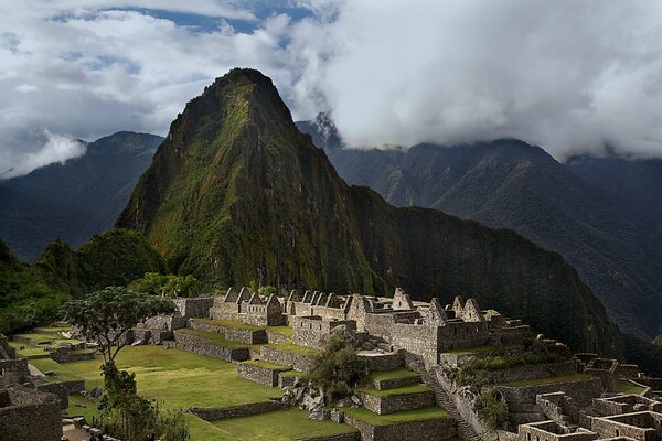 Ruiny Machu Picchu u podnóża góry