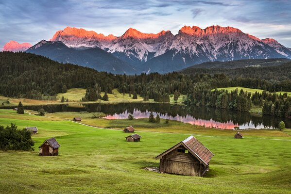 Paesaggio naturale con erba verde sullo sfondo delle montagne