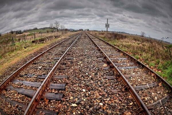 Ferrocarril bajo el sombrío cielo otoñal