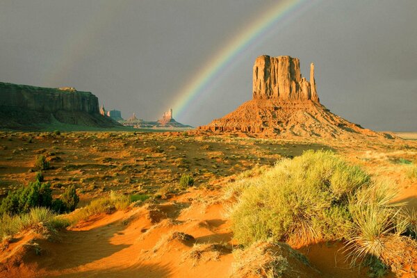 Arcobaleno nel canyon sopra le rocce