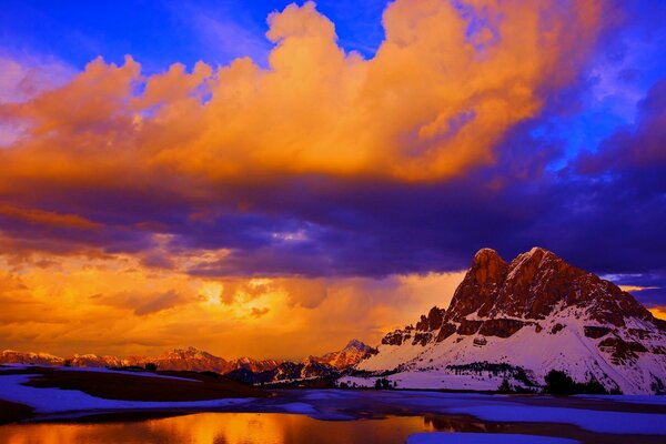 Berge vor dem Hintergrund eines saftigen orangefarbenen Sonnenuntergangs