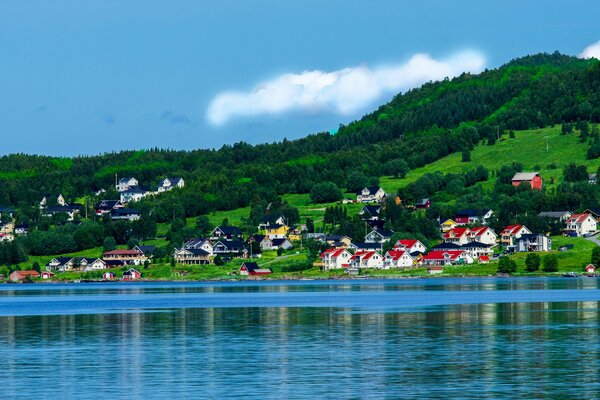 Montagnes norvégiennes à la maison sur la baie