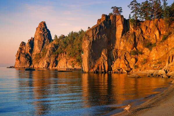 Rusia, rocas en el lago Baikal