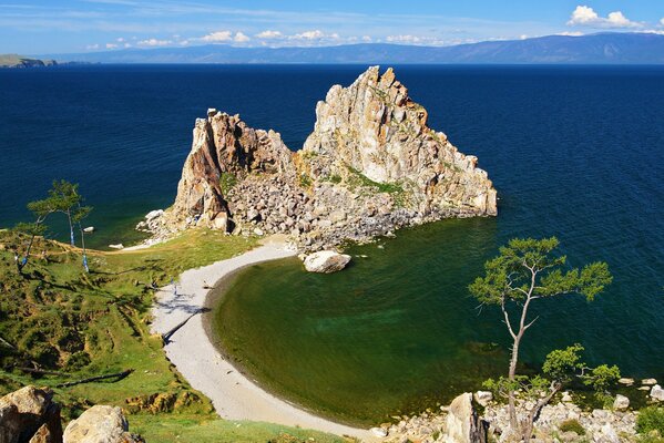 Roca en la costa del lago Baikal