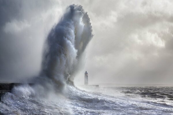 Riesige Meereswelle in der Nähe des Leuchtturms porthcawl