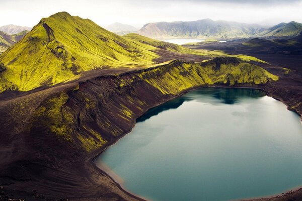Die grünen Berge von Island und der See