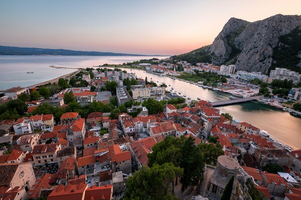 Croacia panorama de las viviendas y el mar Adriático
