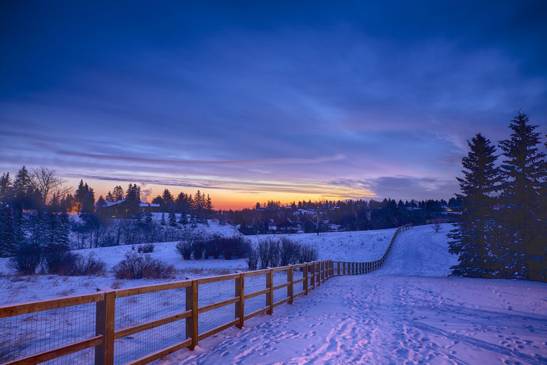 winter morgen sonnenaufgang dorf dorf zaun gehweg schnee spuren