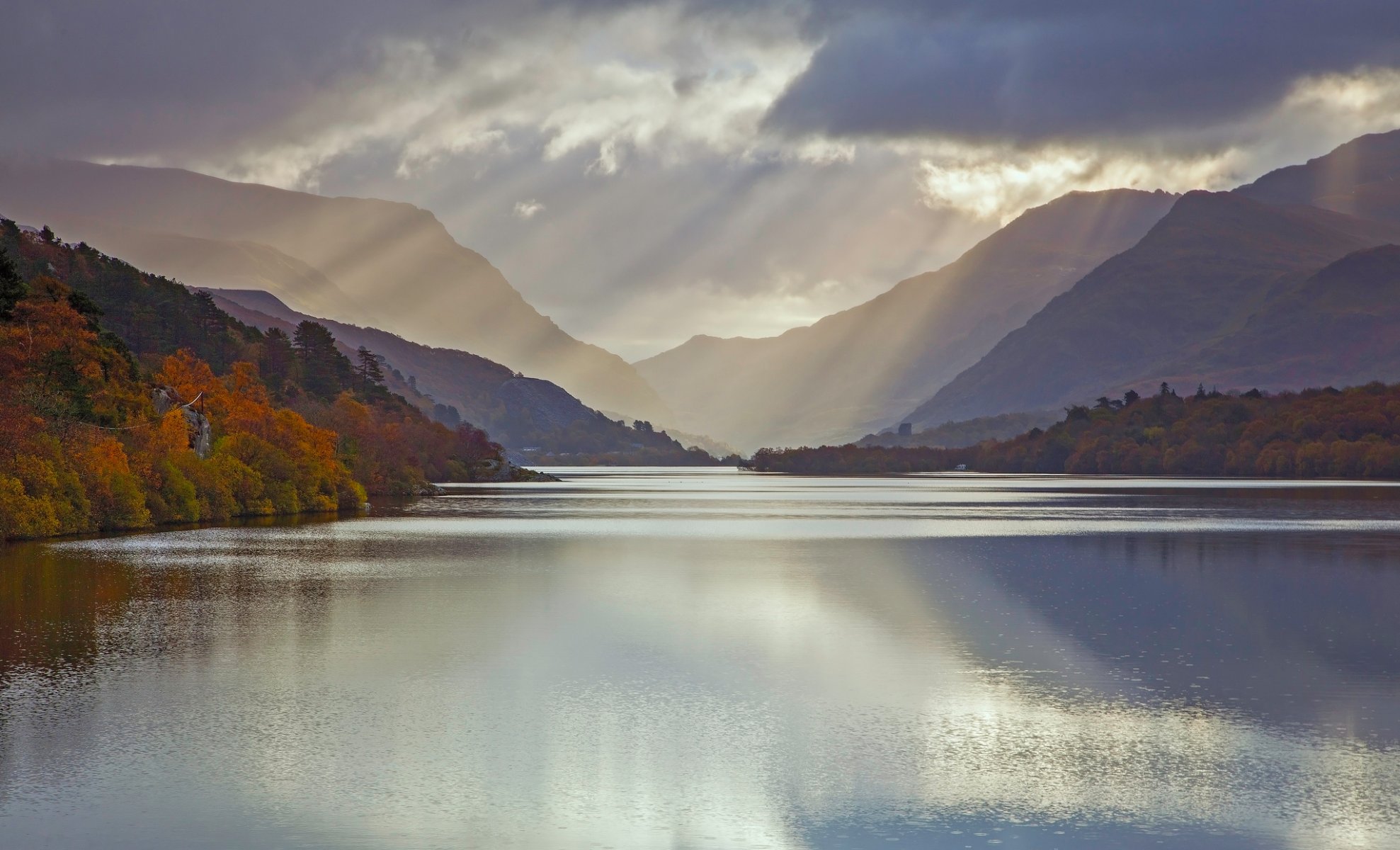 wielka brytania walia hrabstwo gwynedd region snowdonia jezioro polodowcowe llyn padarn jesień listopad