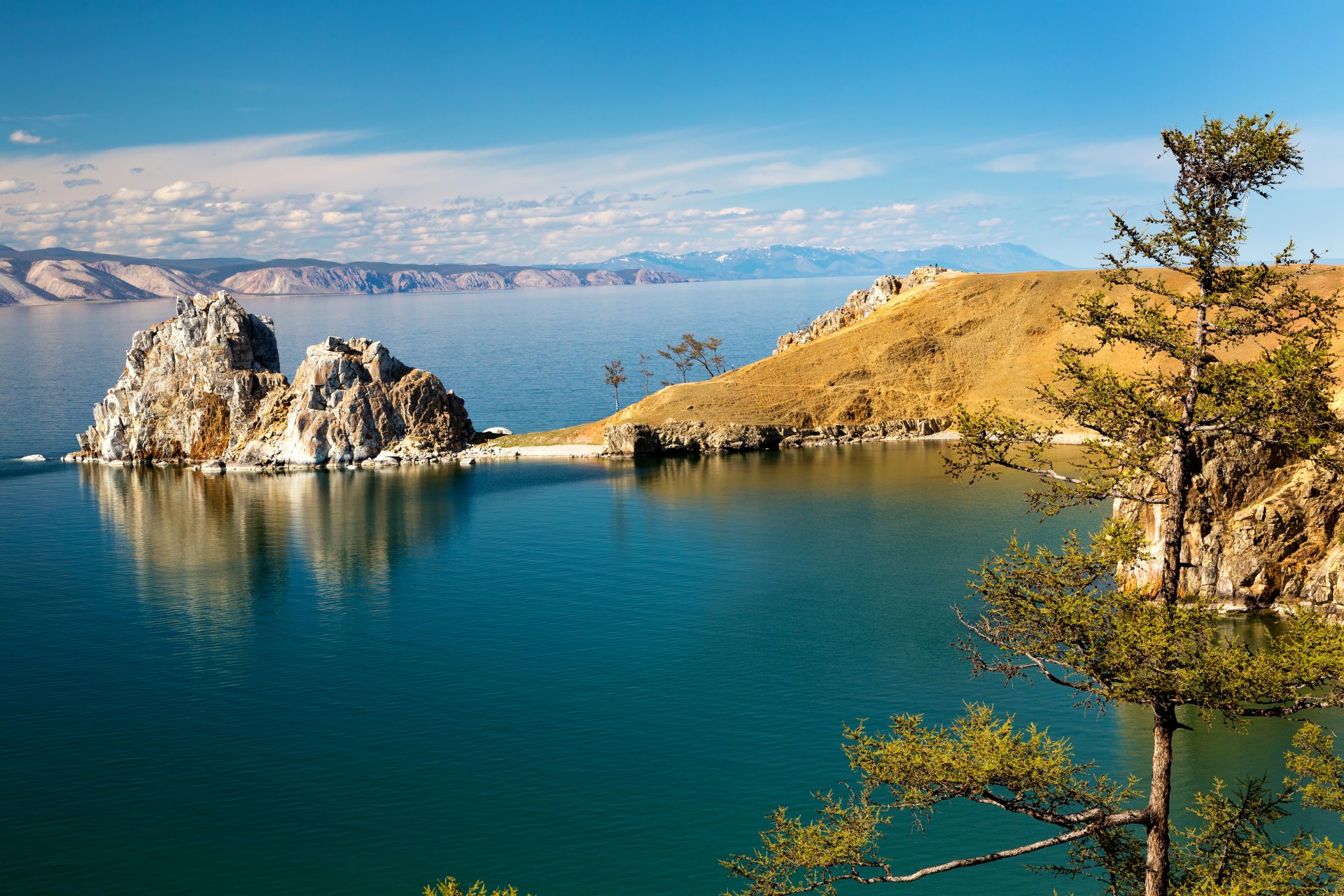 russie lac baïkal côte falaise tresse pierres arbre horizon