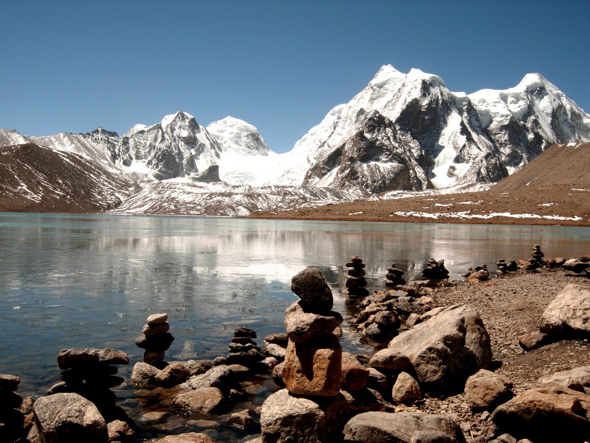 india himalaya lago ghiaccio pietre preghiera