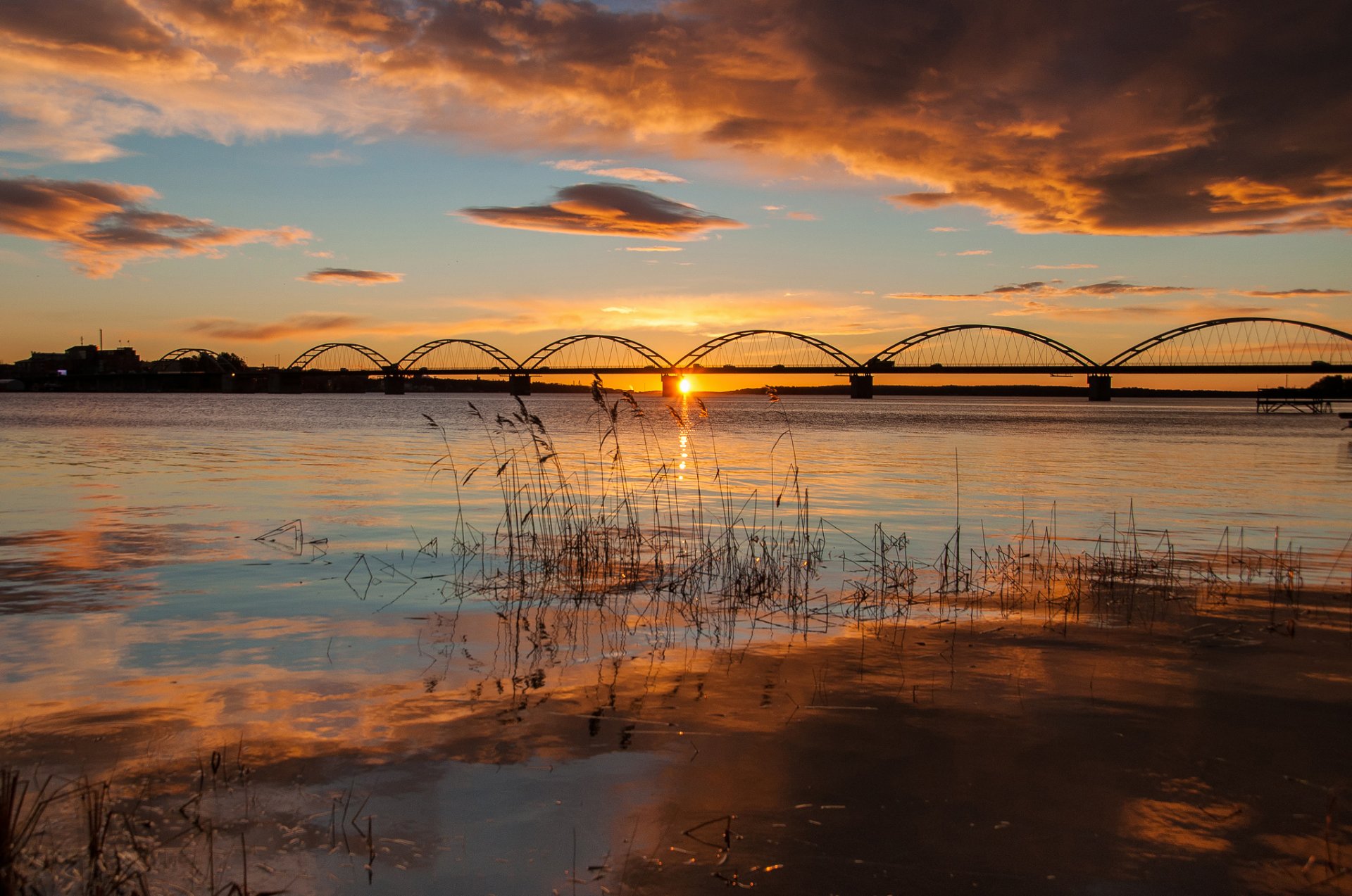 suecia len norrbotten comuna de luleå bergnäset puente agua mañana sol luz cielo nubes otoño octubre