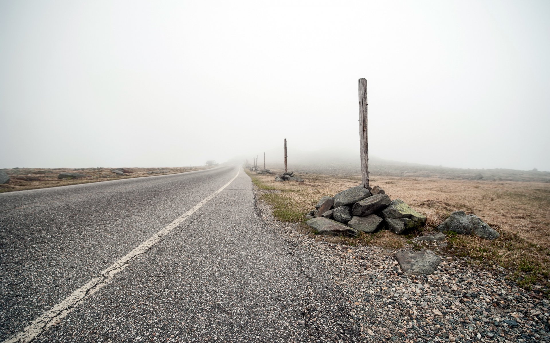 camino pilares paisaje