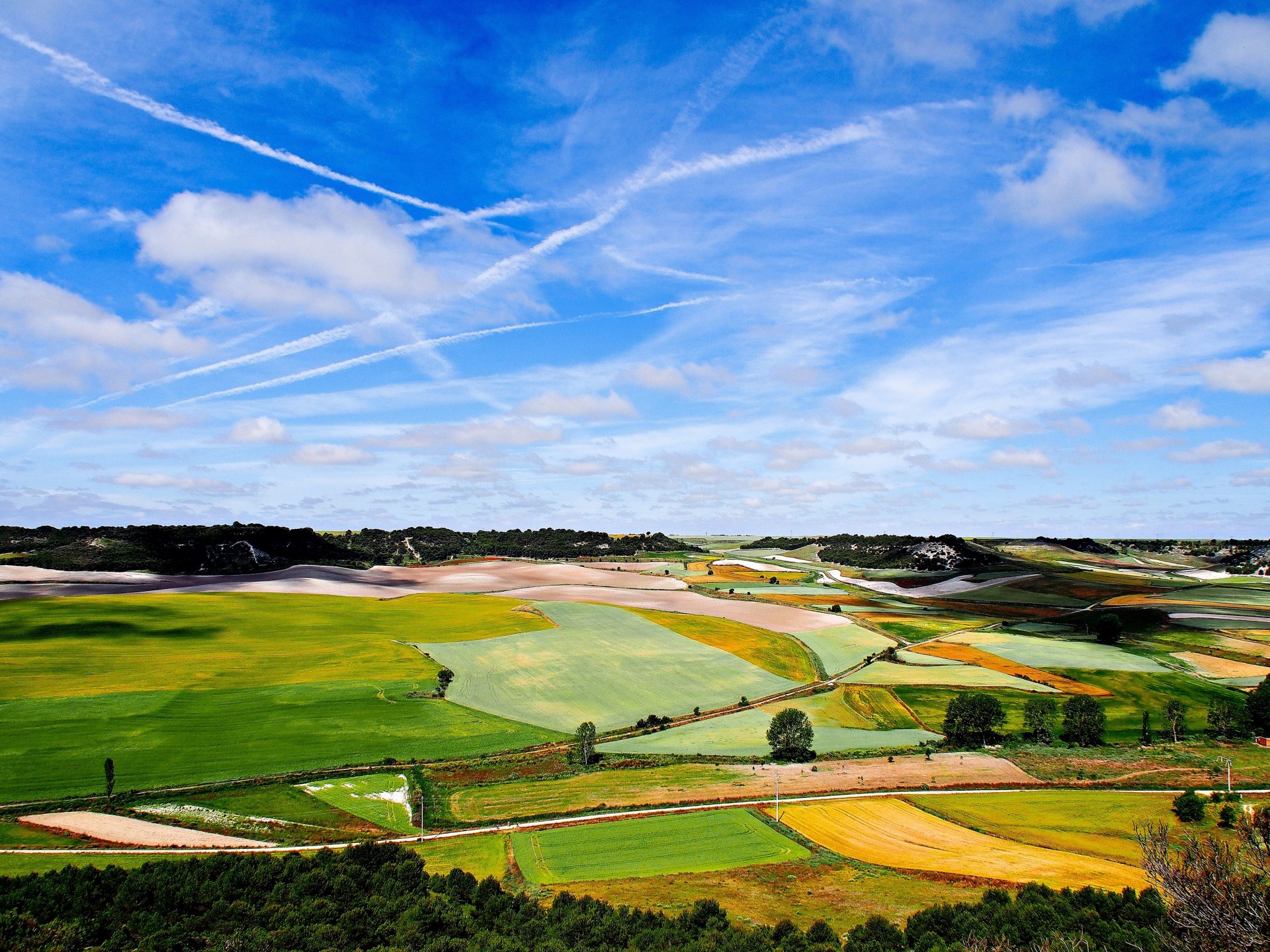 tal felder straßen bäume hügel himmel wolken