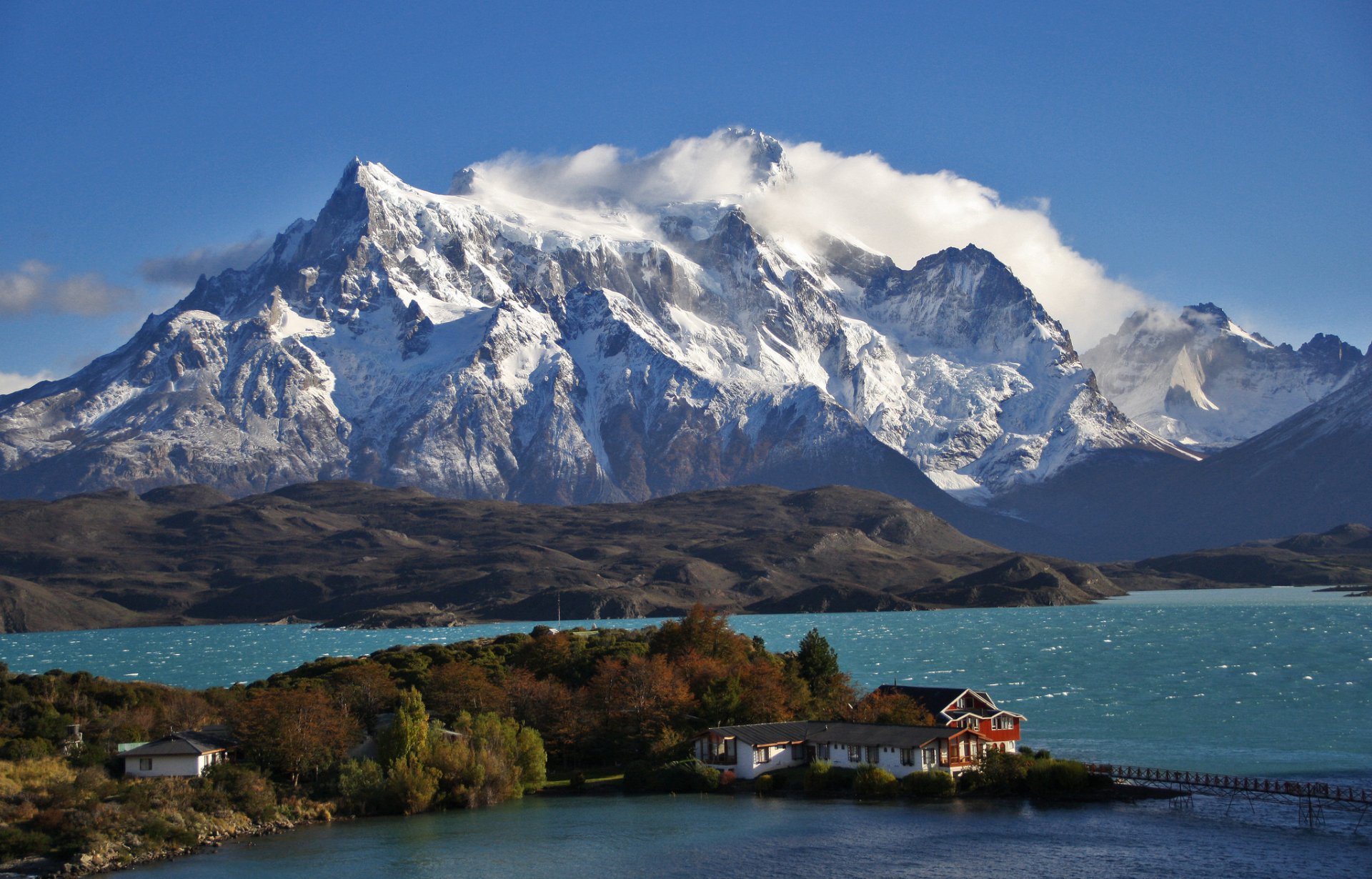 patagonia chile montañas lago isla hotel