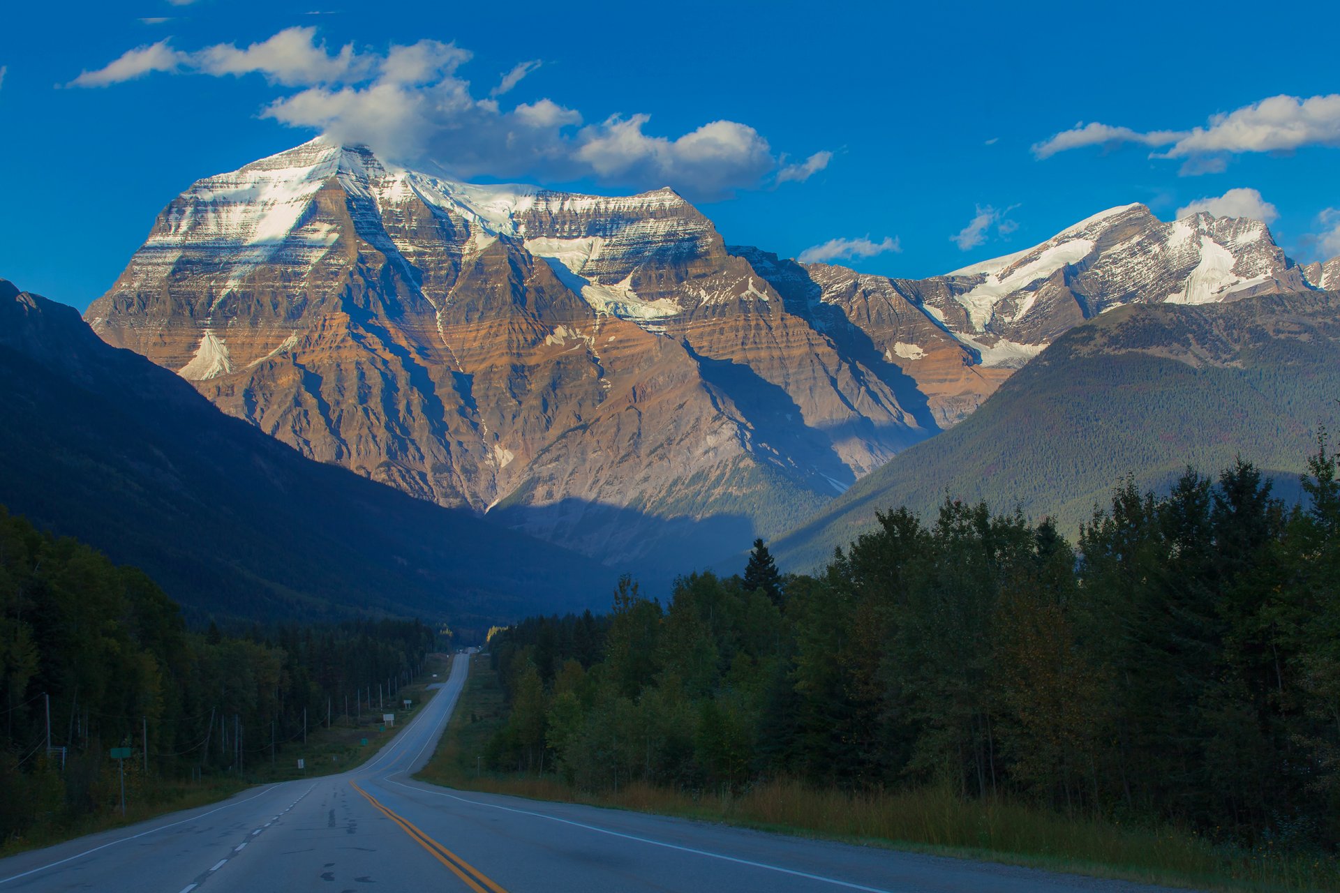 columbia británica canadá montañas bosque árboles carretera cumbre nieve