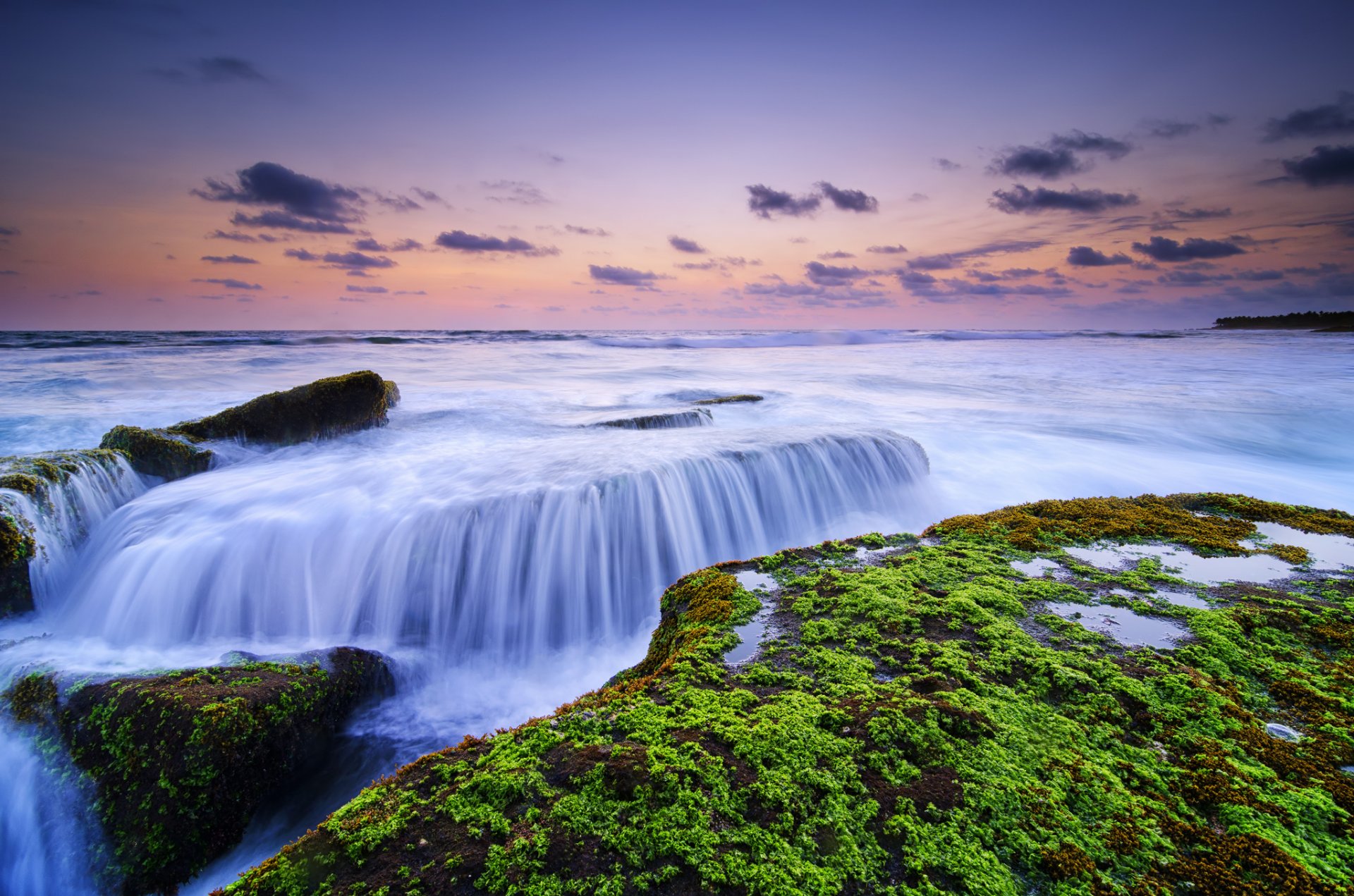 spiaggia di lima canggu bali indonesia oceano alba rocce alghe