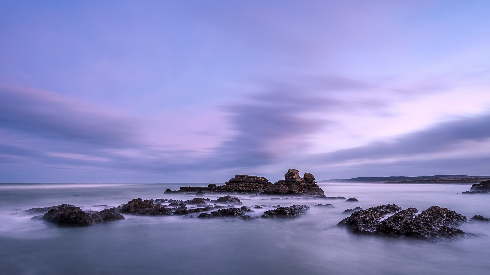 nouvelle-zélande mer de tasman côte pierres soirée lilas ciel nuages