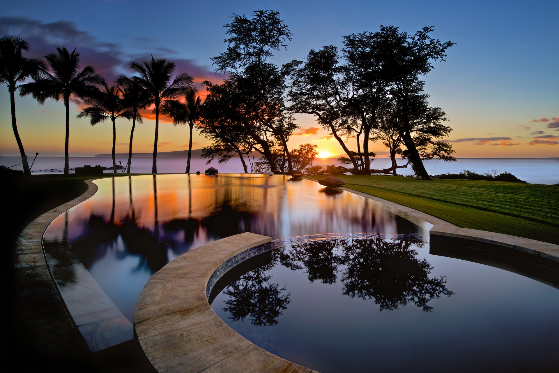 états-unis hawaii île maui wailea coucher de soleil piscine eau ciel nuages réflexion arbres palmiers silhouettes