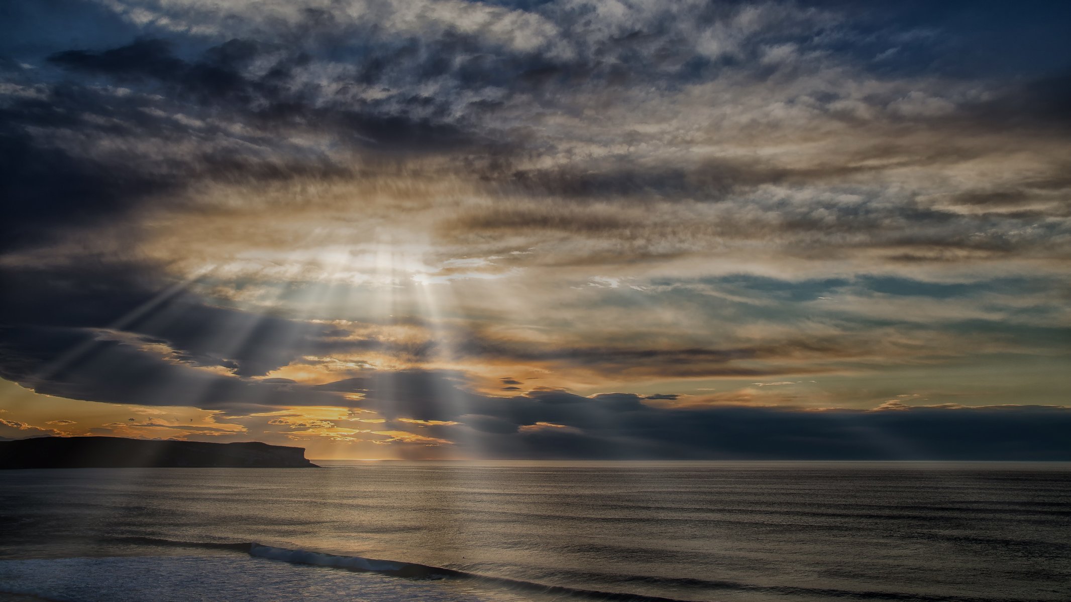 meer felsen wolken sonnenstrahlen