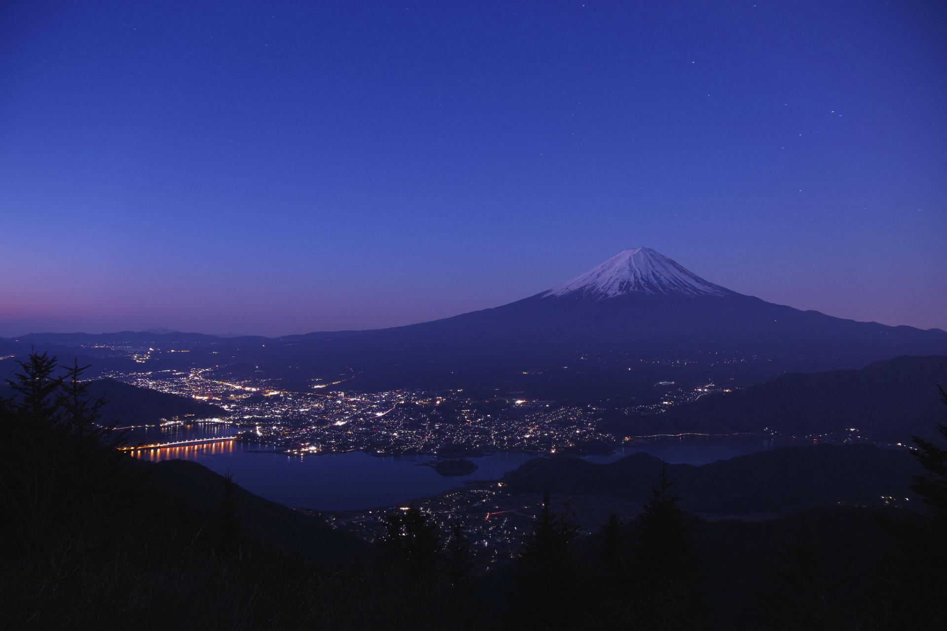 japonia góra fujiyama niebo wieczór jezioro miasto światła