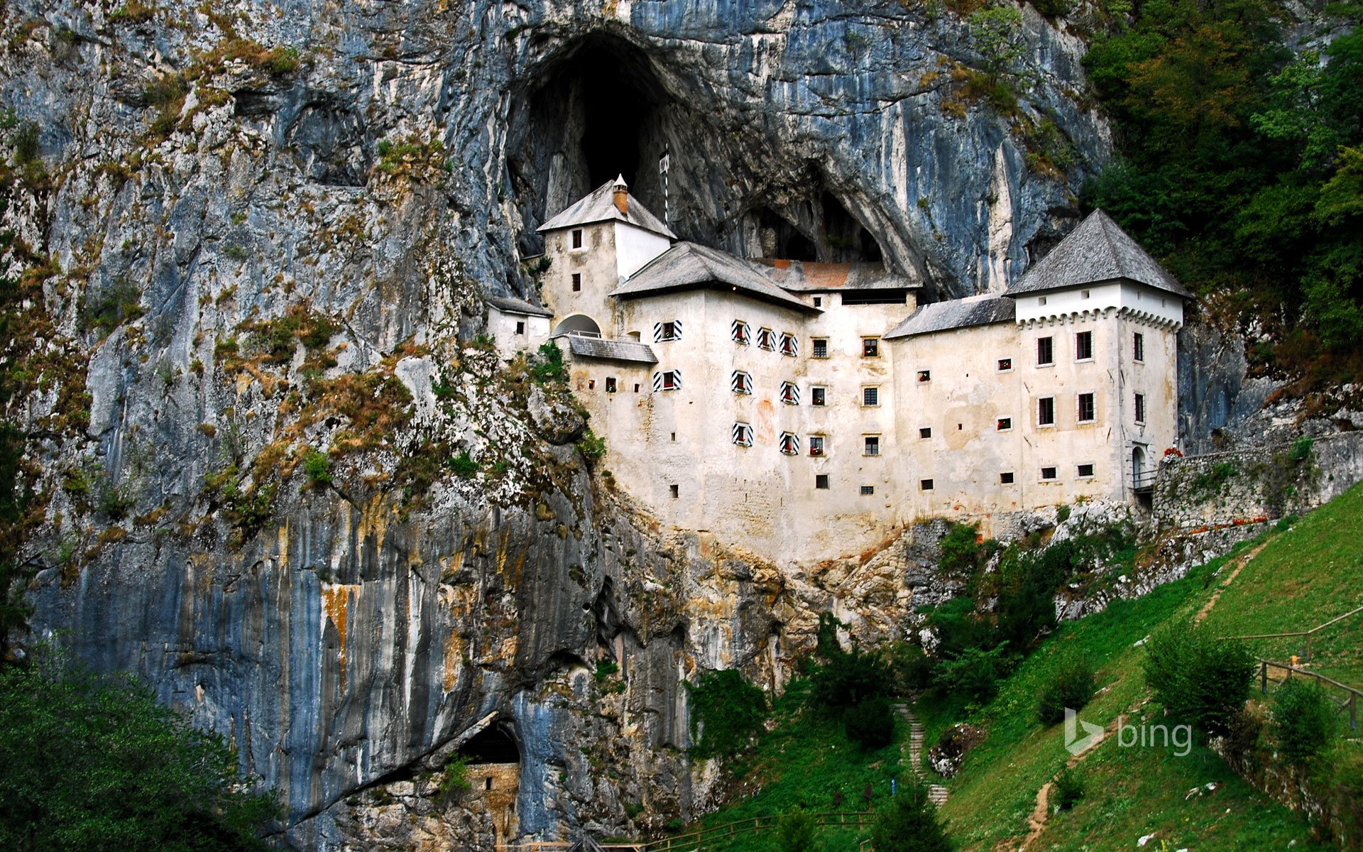 eslovenia castillo de predjama montañas rocas árboles