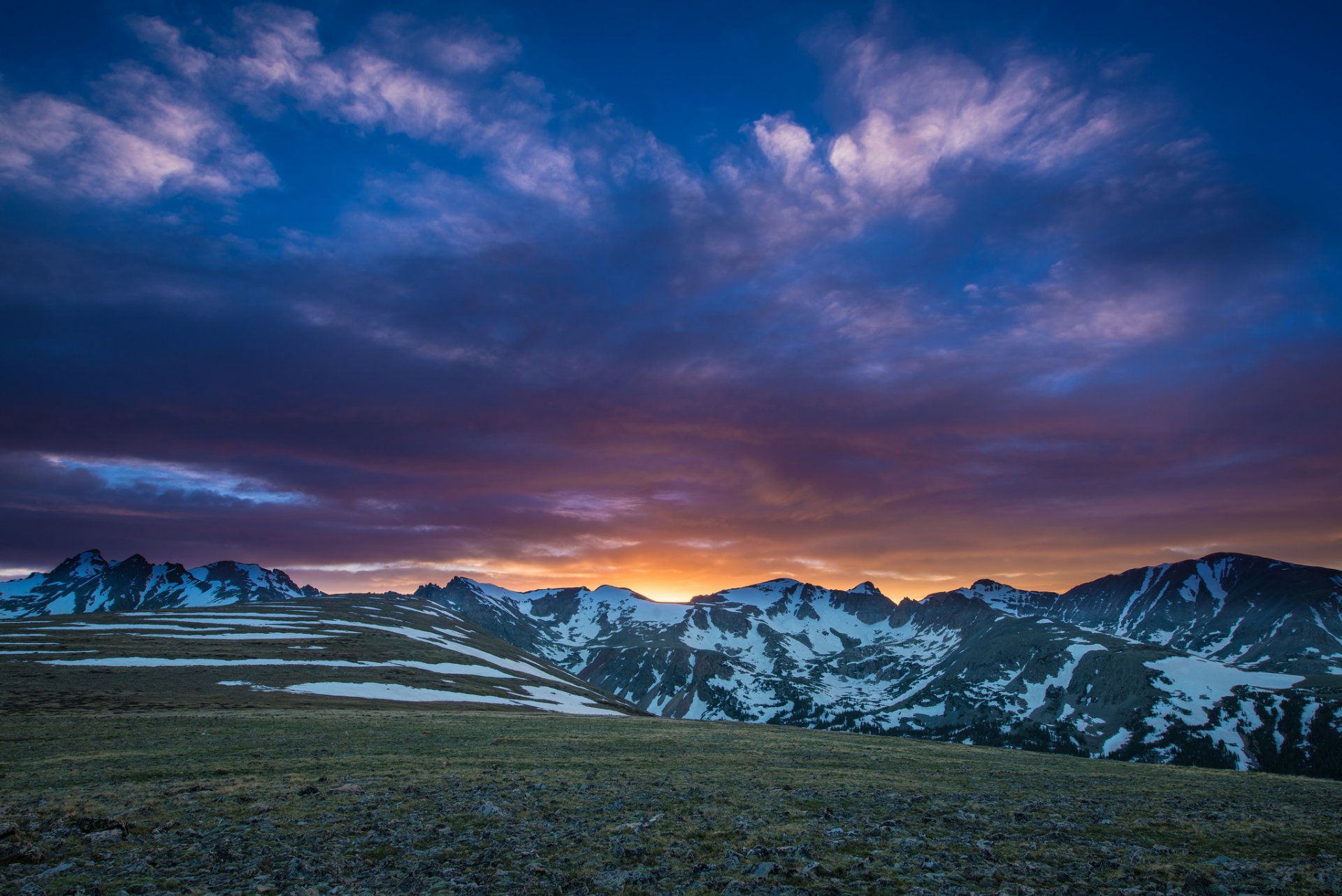 montagnes sommets neige coucher de soleil