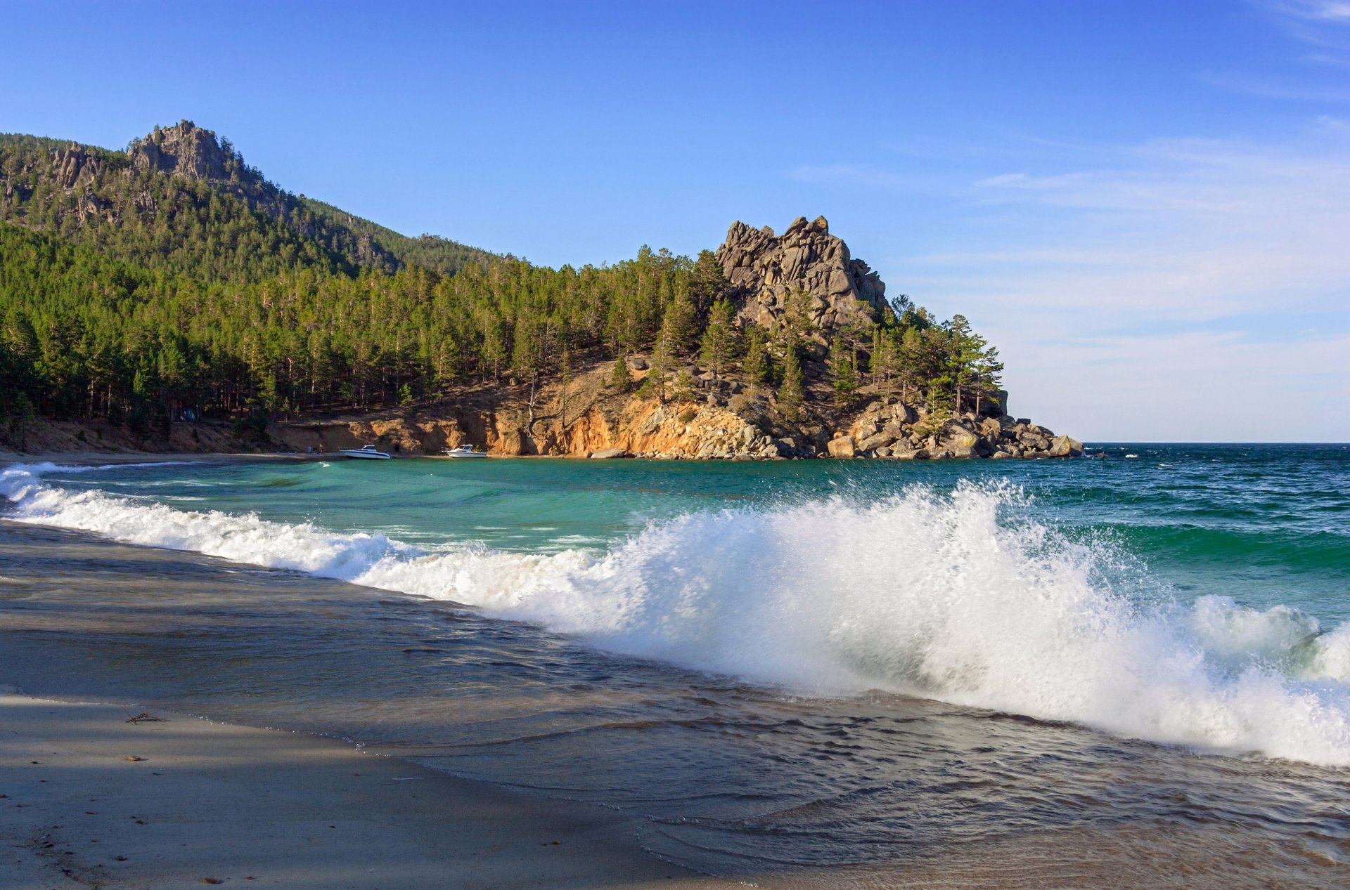 russie lac baïkal côte sable vagues surf forêt arbres pierres falaise