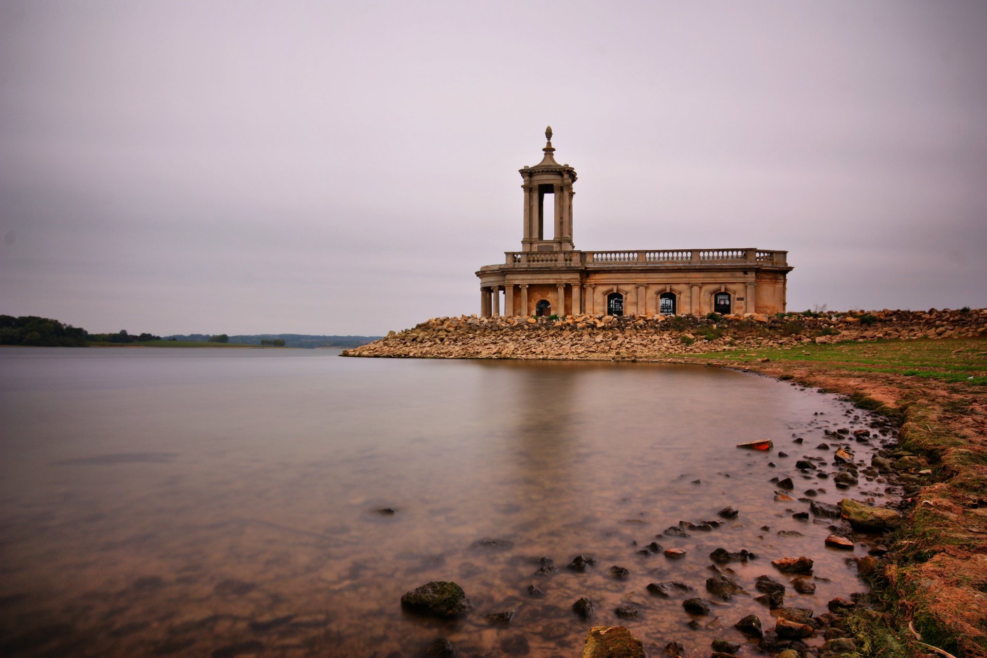 chiesa di normanton rutland acqua lago costruzione chiesa pietre