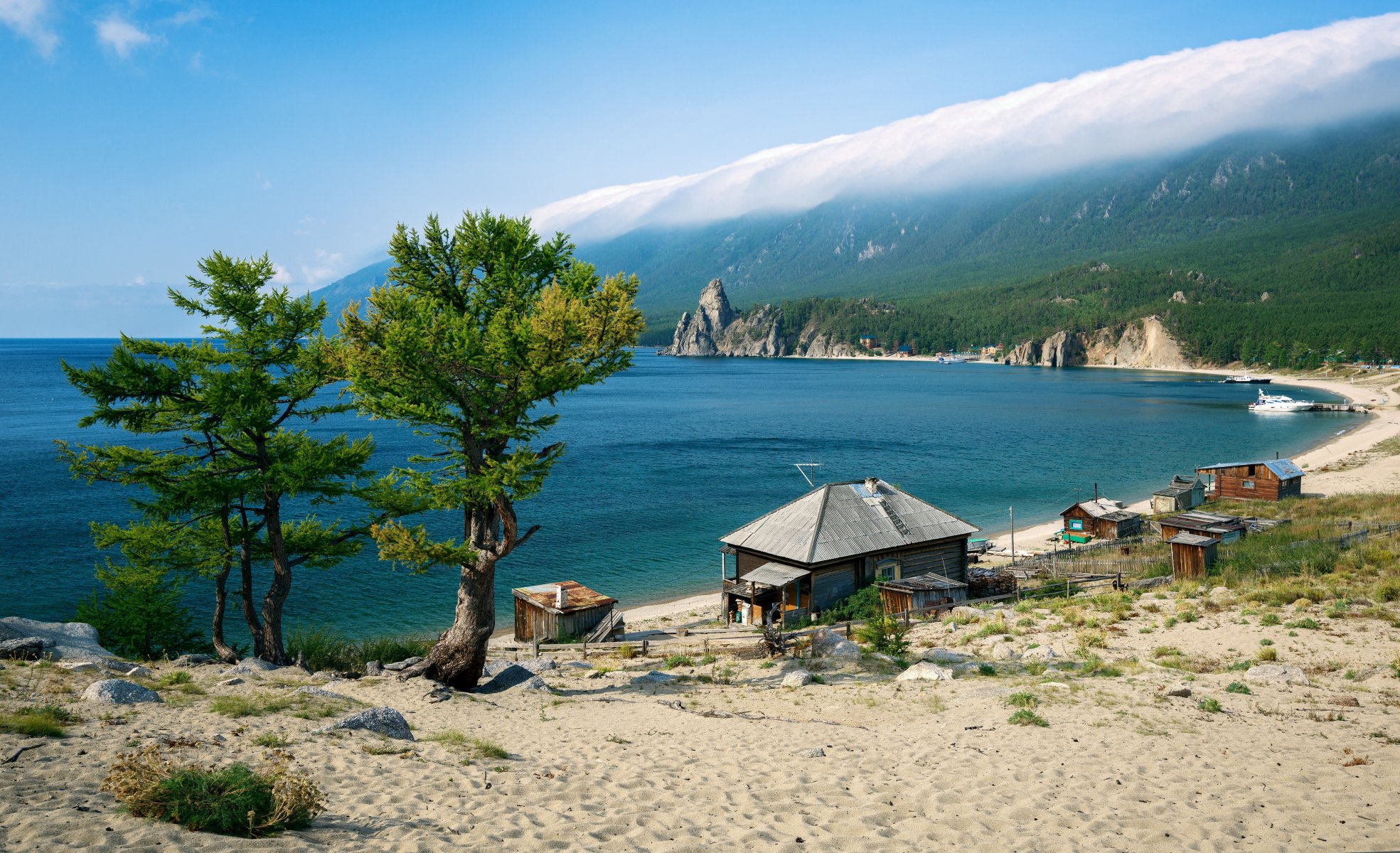 russland see baikalsee küste sand haus bäume berge wolken himmel blau