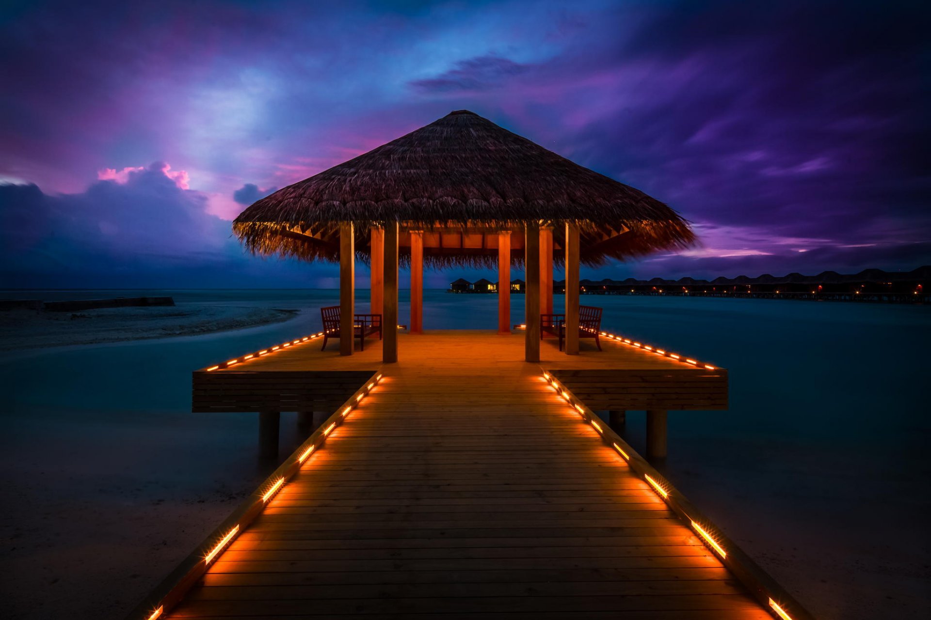 malediven anantara resort sonnenuntergang pier bungalow ozean