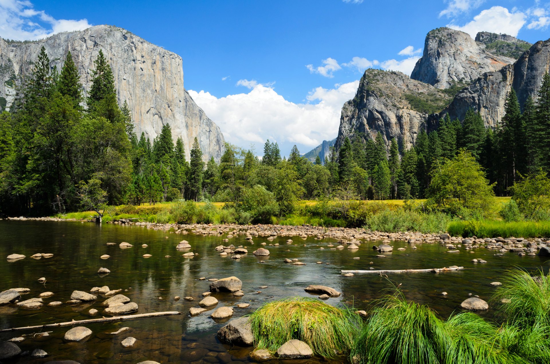 parco nazionale di yosemite cielo nuvole montagne foresta alberi rocce fiume rocce